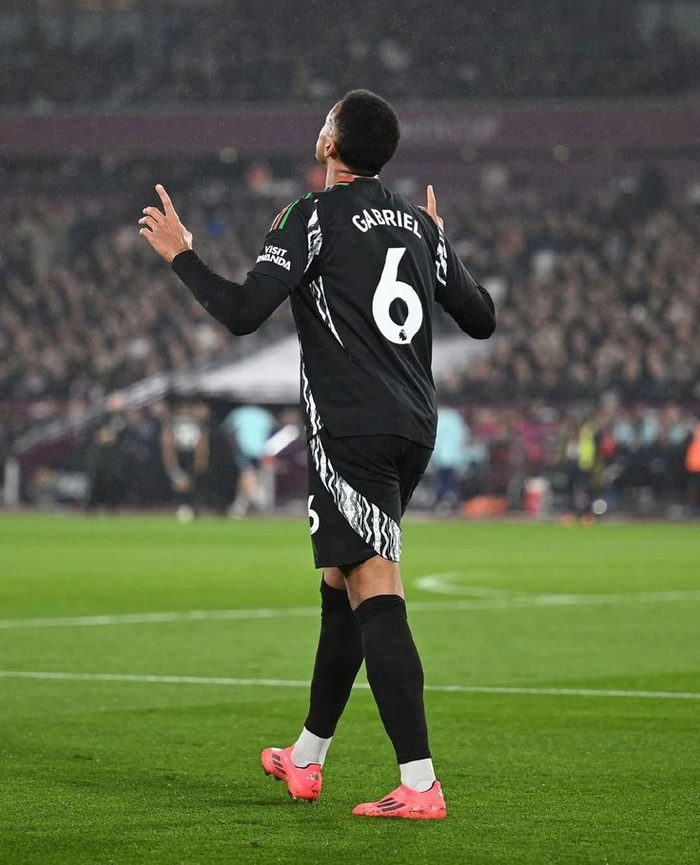 Gabriel Magalhaes Arsenal trên sân đấu