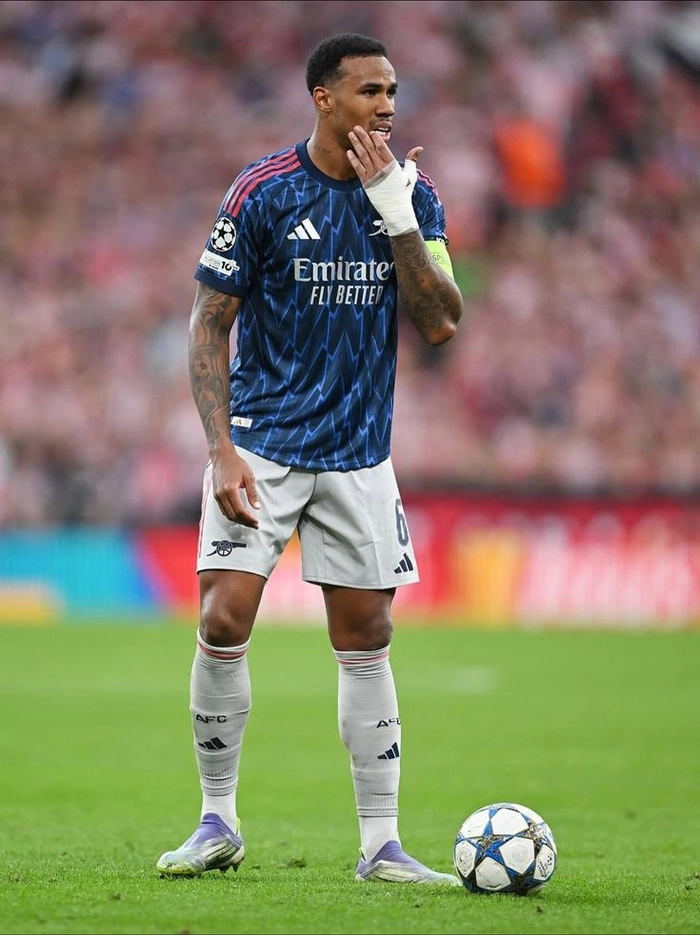 Gabriel Magalhães thi đấu trên sân cỏ