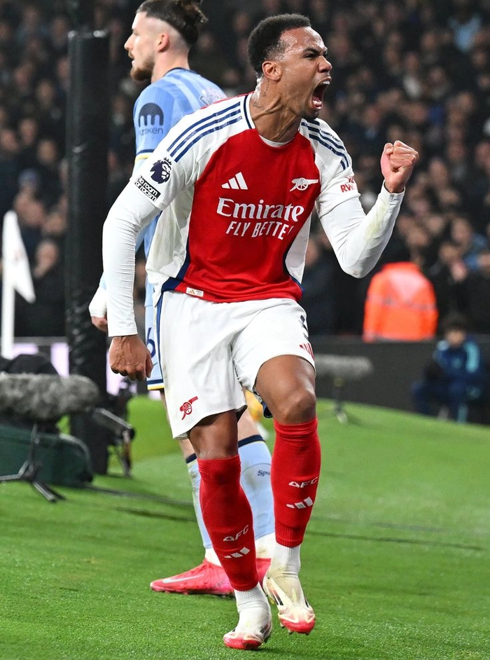 Gabriel Magalhães trong một pha bóng