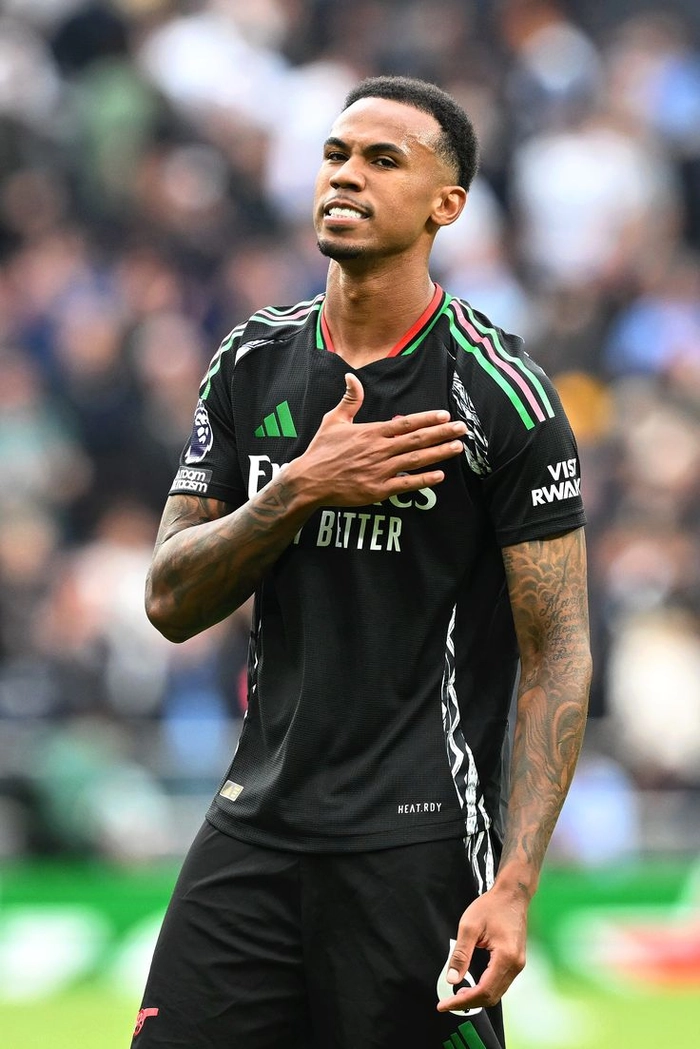 Gabriel Magalhães trong tình huống phòng ngự