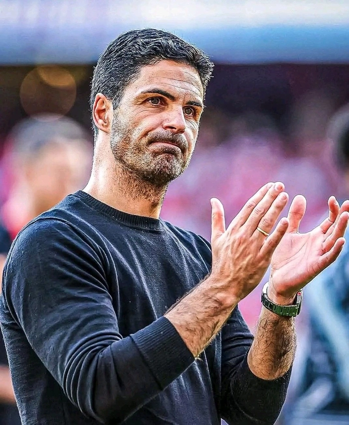 HLV Mikel Arteta tập trung quan sát thế trận