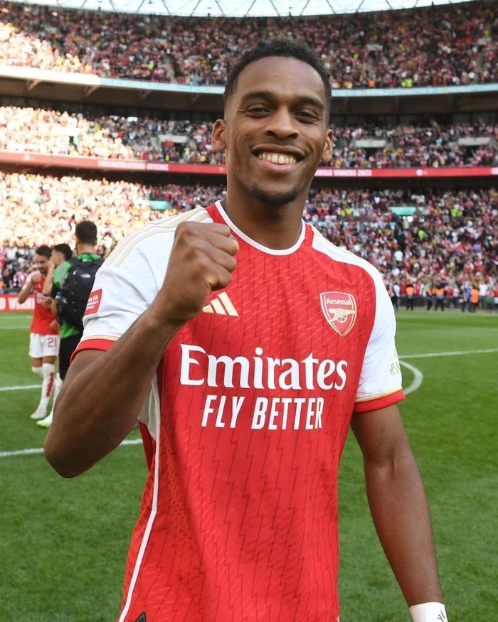 Hậu vệ Arsenal thi đấu đầy năng lượng