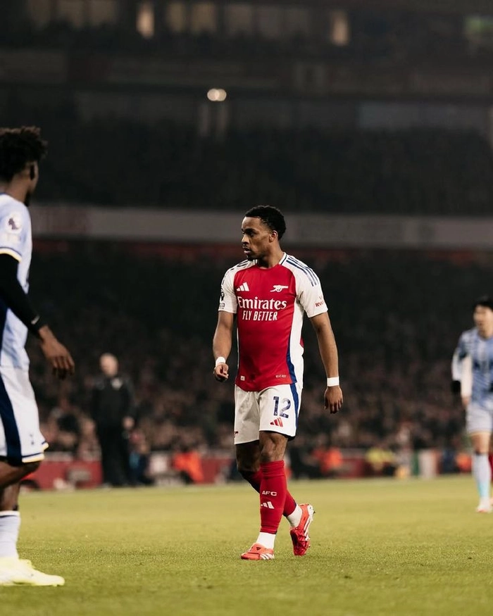 Hậu vệ Arsenal thi đấu trên sân