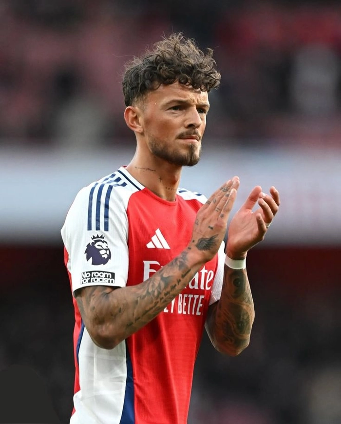 Hậu vệ Arsenal tranh chấp bóng