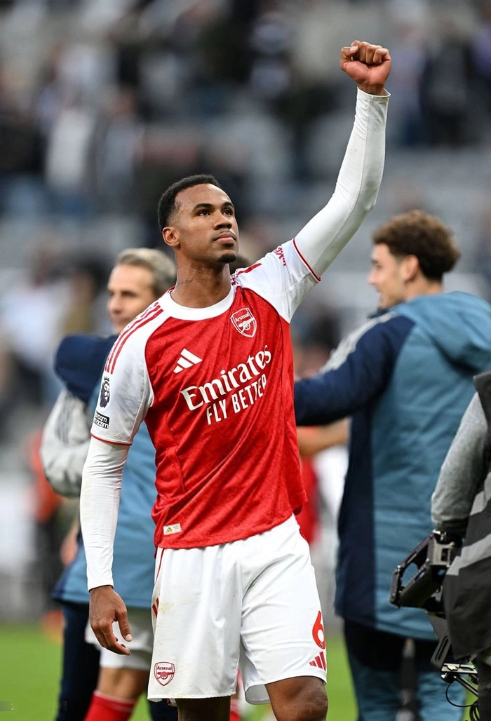 Hậu vệ Brazil thi đấu mạnh mẽ