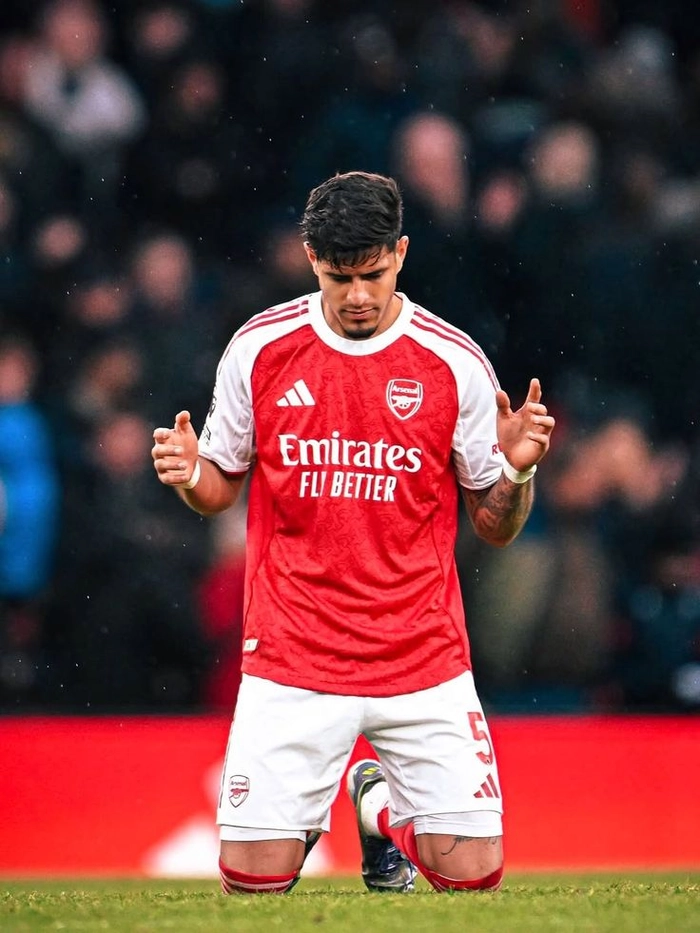 Hậu vệ Ecuador tranh chấp bóng