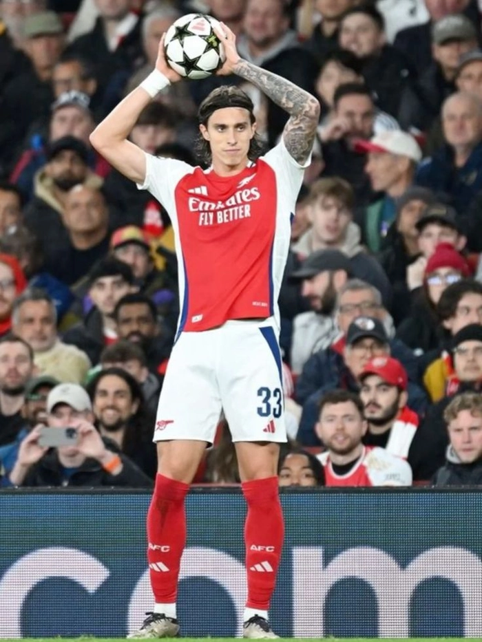 Hậu vệ Italia tranh chấp bóng