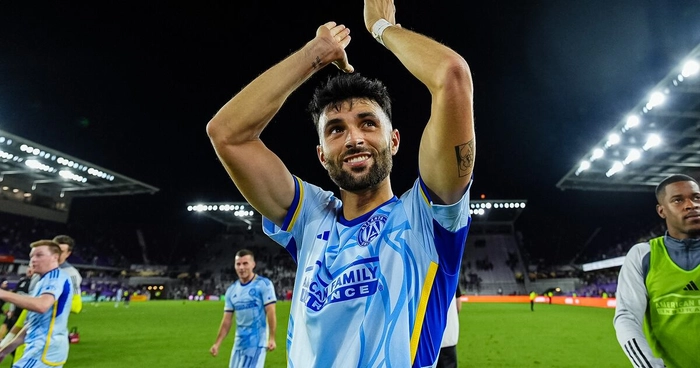 Hậu vệ cánh tham gia lên bóng