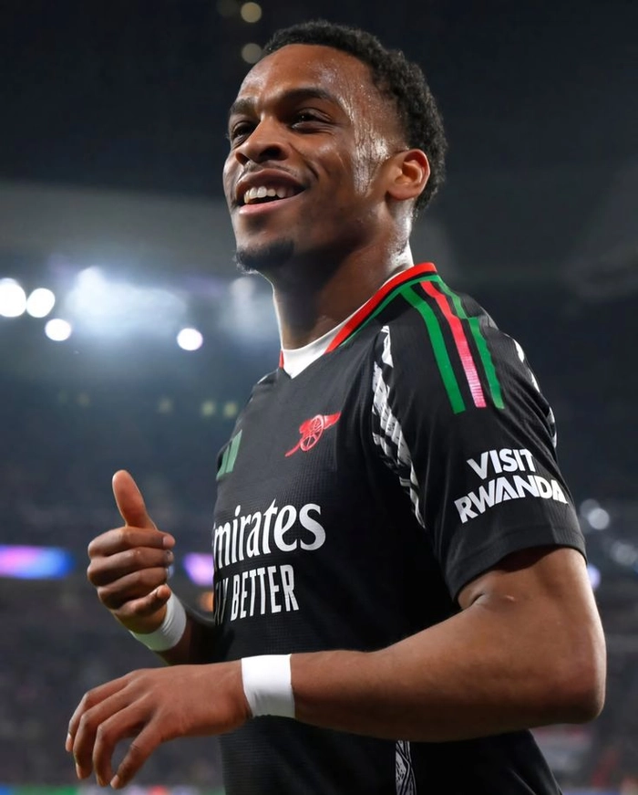 Hậu vệ hiện đại của Arsenal trên sân