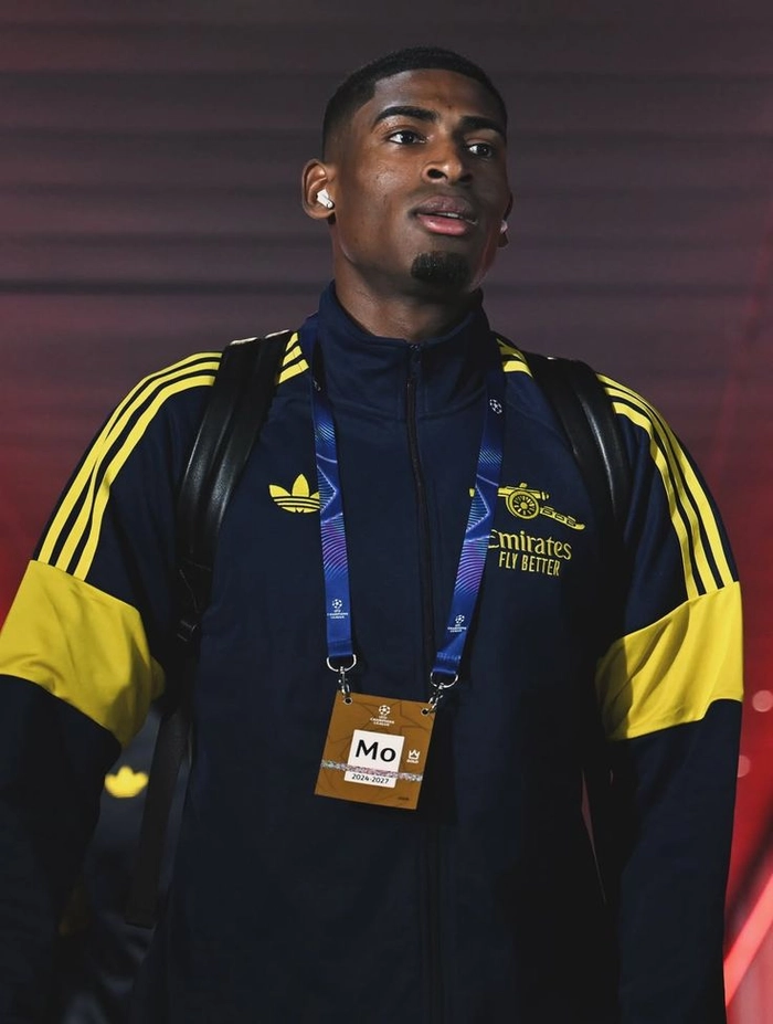 Hậu vệ tham gia tranh chấp tay đôi