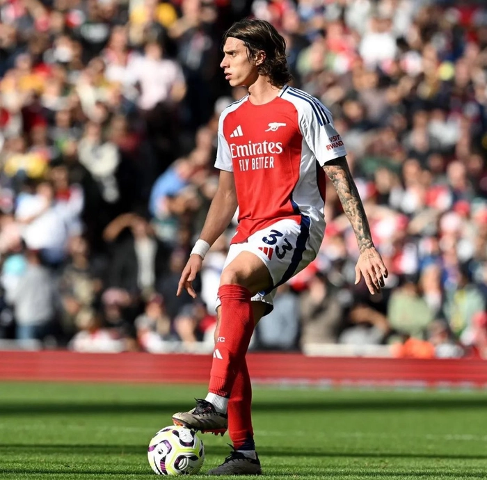 Hậu vệ tham gia tranh chấp tay đôi