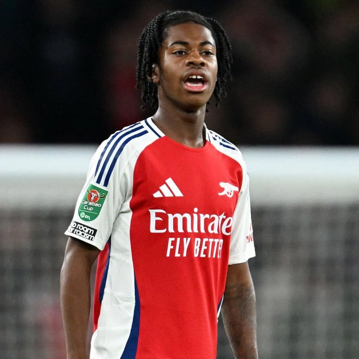 Hậu vệ trẻ Arsenal ra sân thi đấu