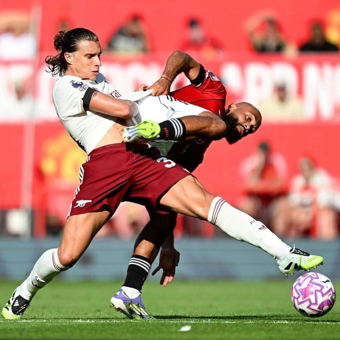 Hậu vệ trẻ thi đấu chuyên nghiệp