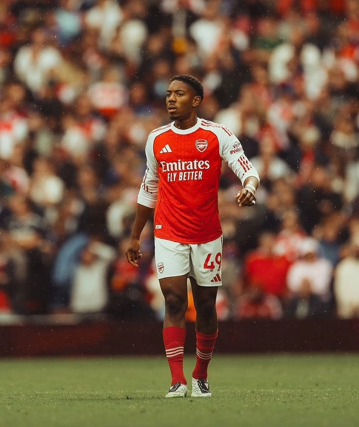 Hậu vệ trẻ thi đấu năng động