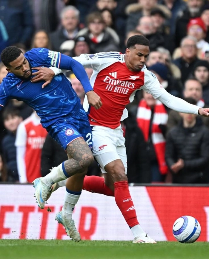 Hậu vệ trung tâm thi đấu tập trung