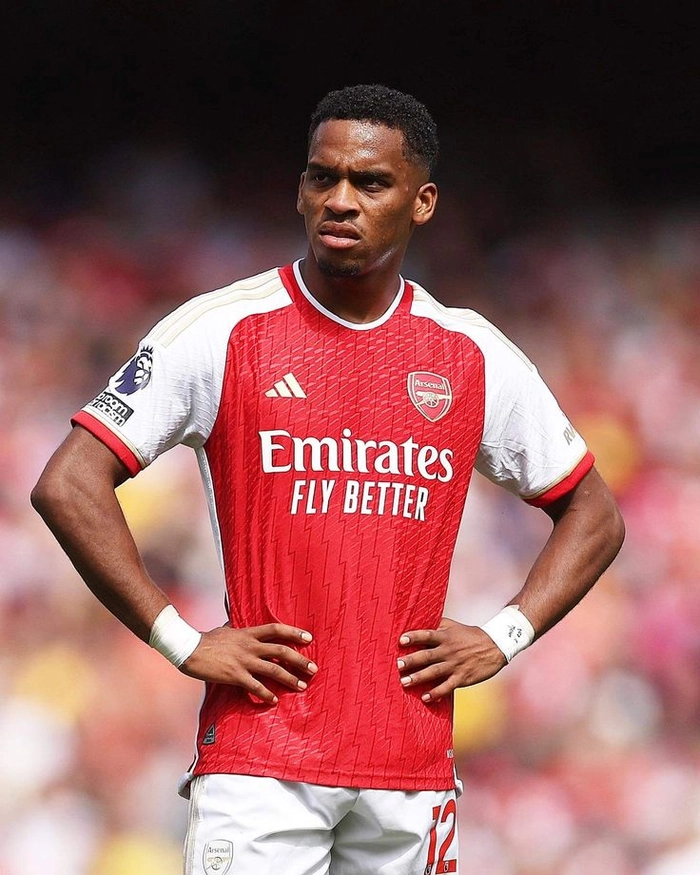 Hình ảnh cầu thủ Arsenal khi phòng ngự