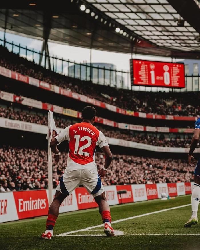 Hình ảnh cầu thủ Arsenal trên sân cỏ