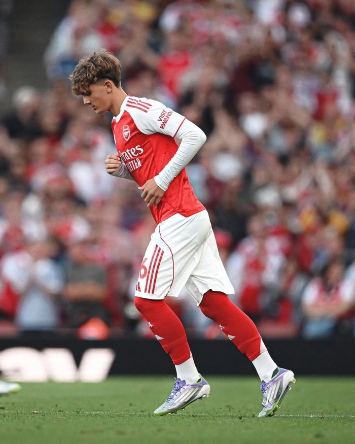 Hình ảnh cầu thủ Max Dowman trên sân