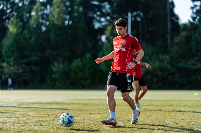 Hình ảnh cầu thủ tấn công giàu tốc độ