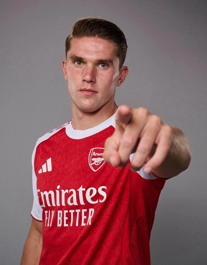 Hình ảnh cầu thủ tranh chấp bóng quyết liệt