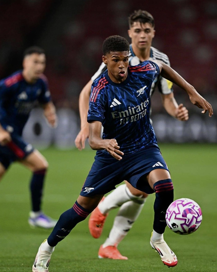 Hình ảnh cầu thủ trẻ pressing năng động