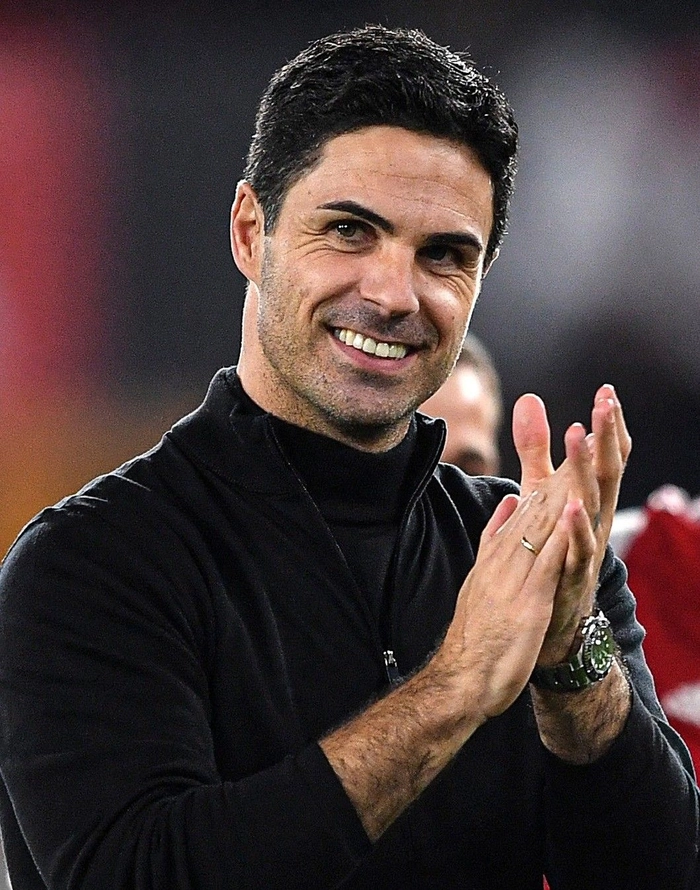 Hình ảnh huấn luyện viên chỉ đạo bên đường biên