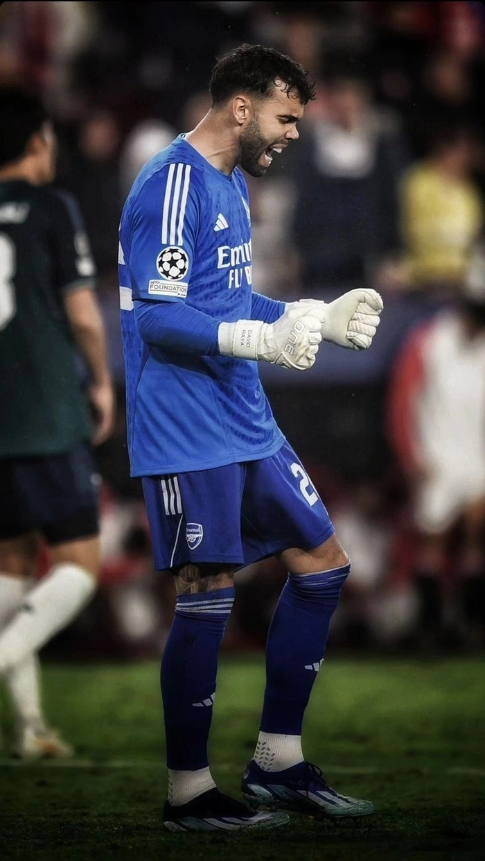 Hình ảnh thủ môn Arsenal tập trung cao độ