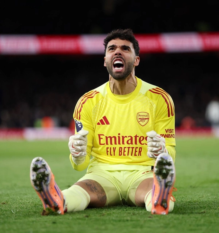 Hình ảnh thủ môn Arsenal trên sân cỏ