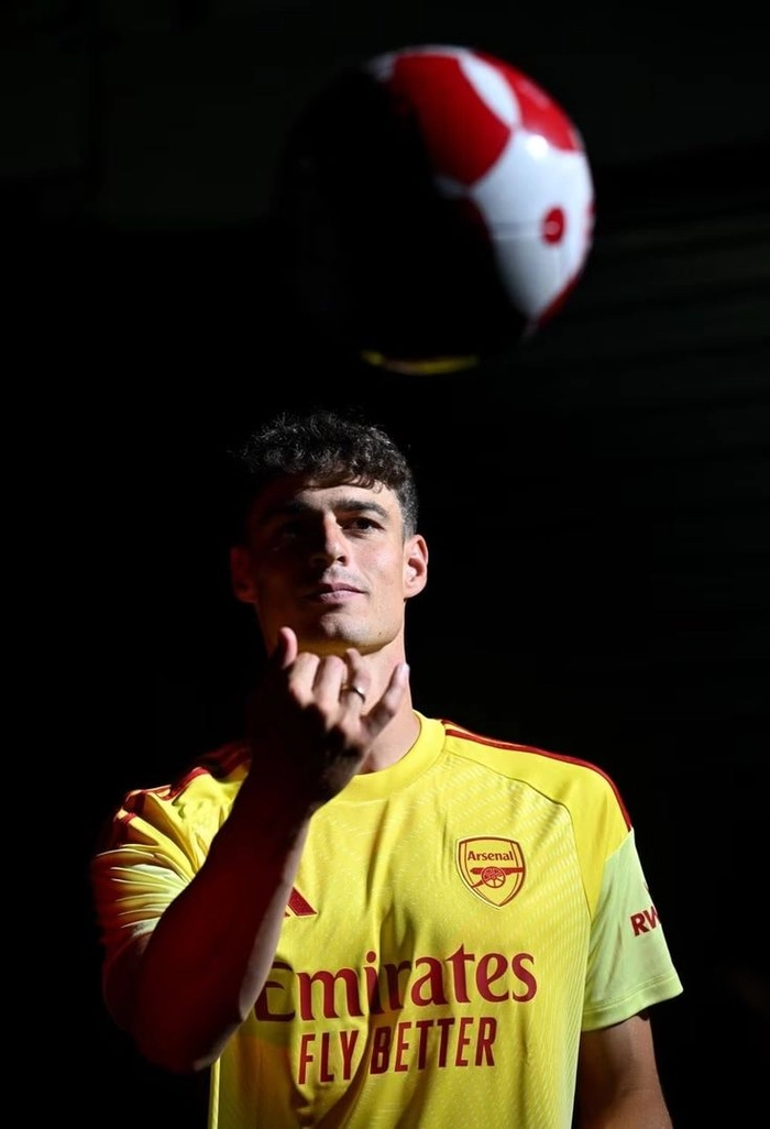 Hình ảnh thủ môn Arsenal trên sân cỏ