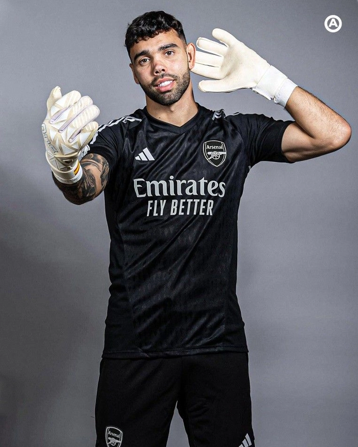 Hình ảnh thủ môn chuyên nghiệp trên sân