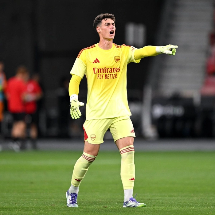 Hình ảnh thủ môn điều khiển hàng phòng ngự