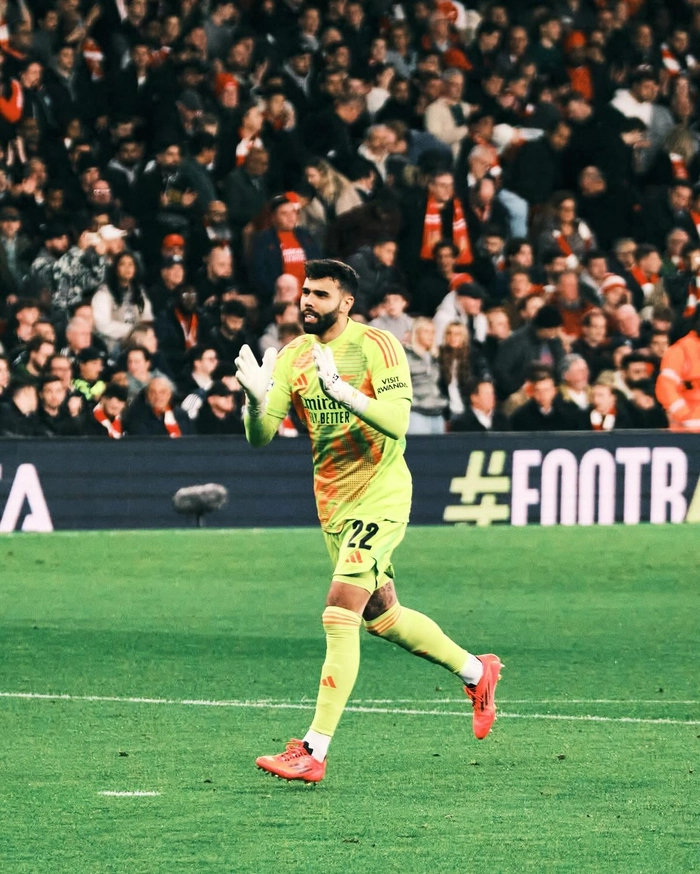 Hình ảnh thủ môn điều phối hàng phòng ngự