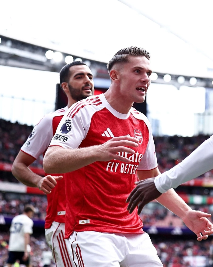 Hình ảnh tiền đạo thi đấu trên sân cỏ