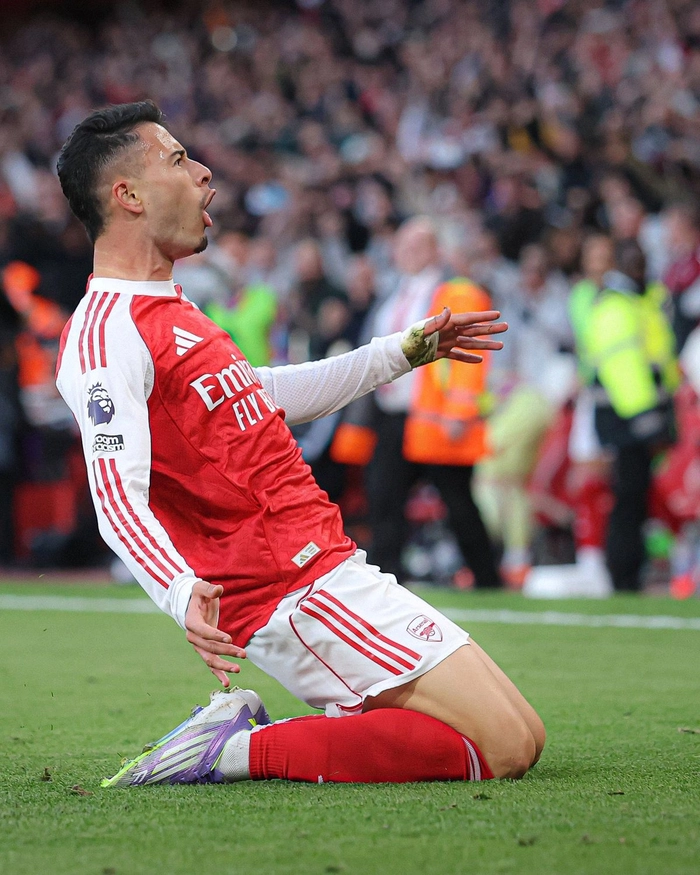 Hình ảnh tiền đạo thi đấu trên sân cỏ