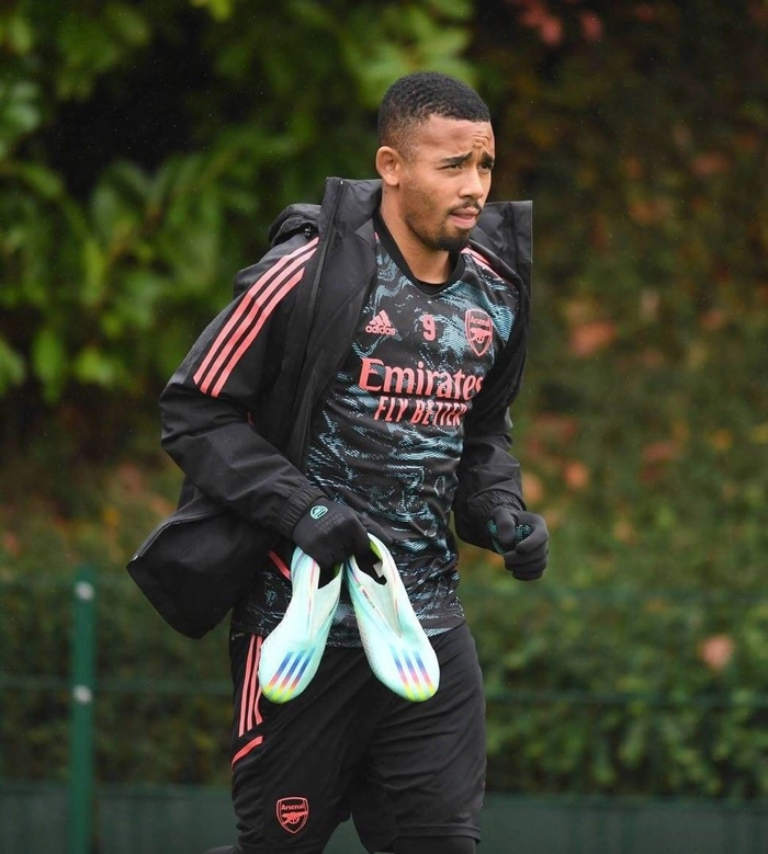 Hình ảnh tiền đạo thi đấu trên sân cỏ