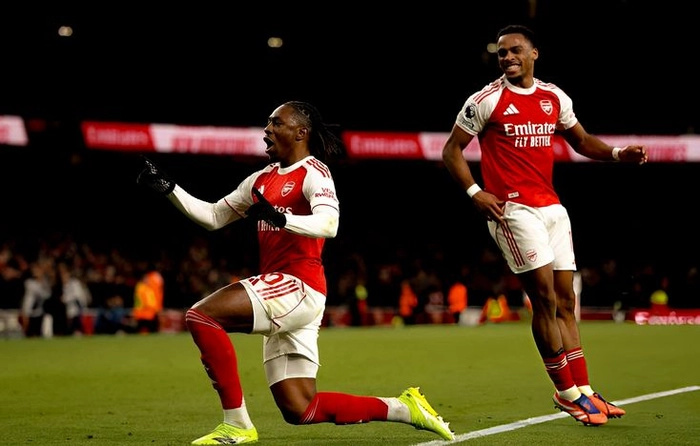 Hình ảnh tiền vệ thi đấu chuyên nghiệp