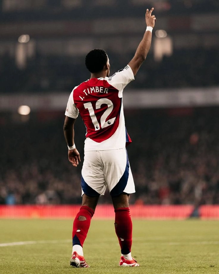 Jurriën Timber Arsenal trong màu áo đỏ trắng