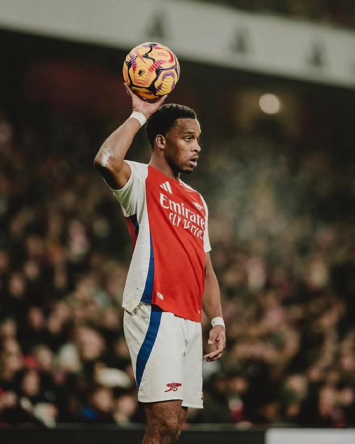 Jurriën Timber thi đấu cho Arsenal