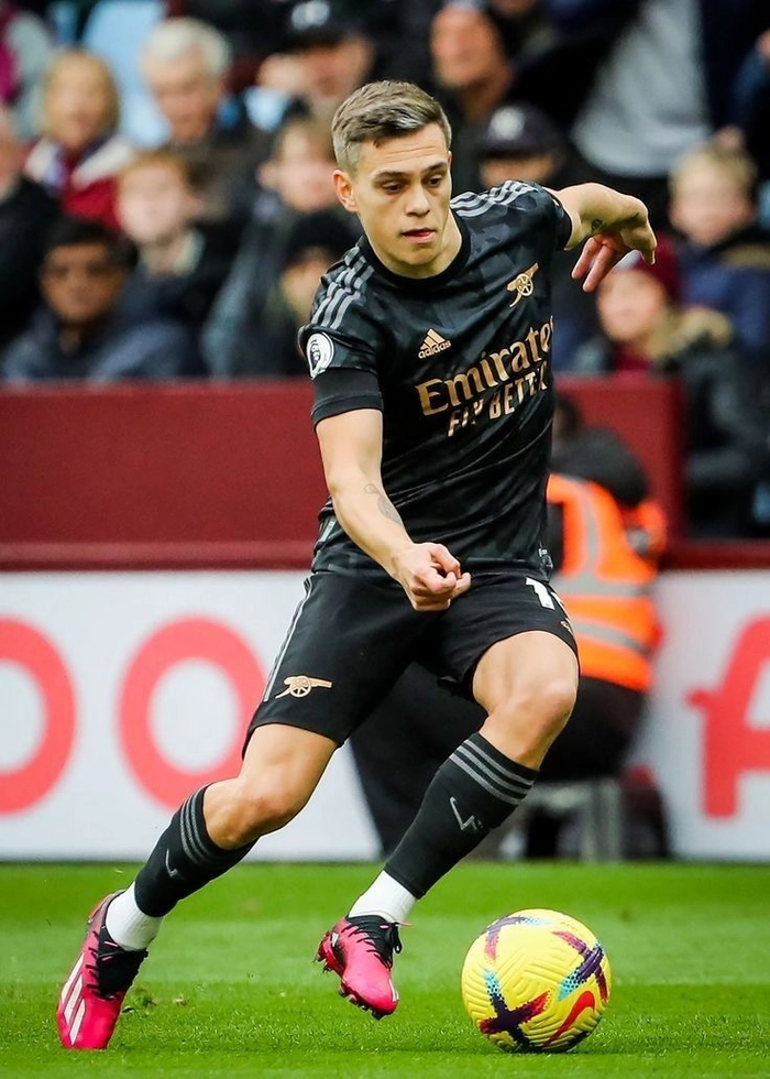 Leandro Trossard thi đấu trên sân cỏ