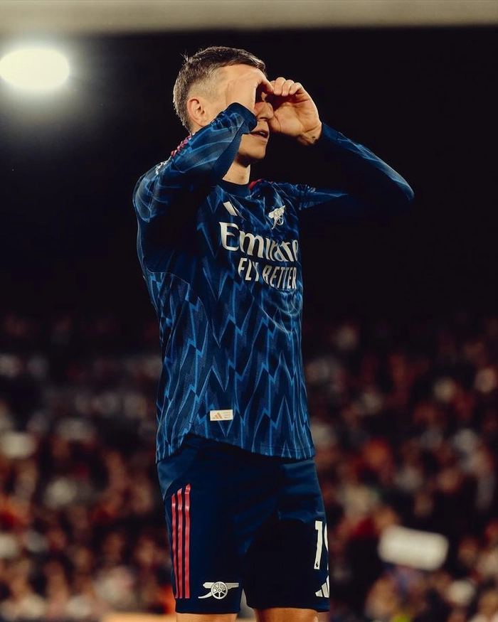 Leandro Trossard trong một pha bóng