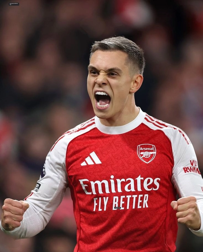 Leandro Trossard vs Everton trong tình huống bóng