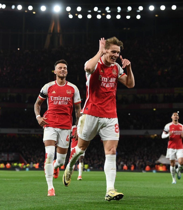 Martin Odegaard Arsenal trong màu áo CLB