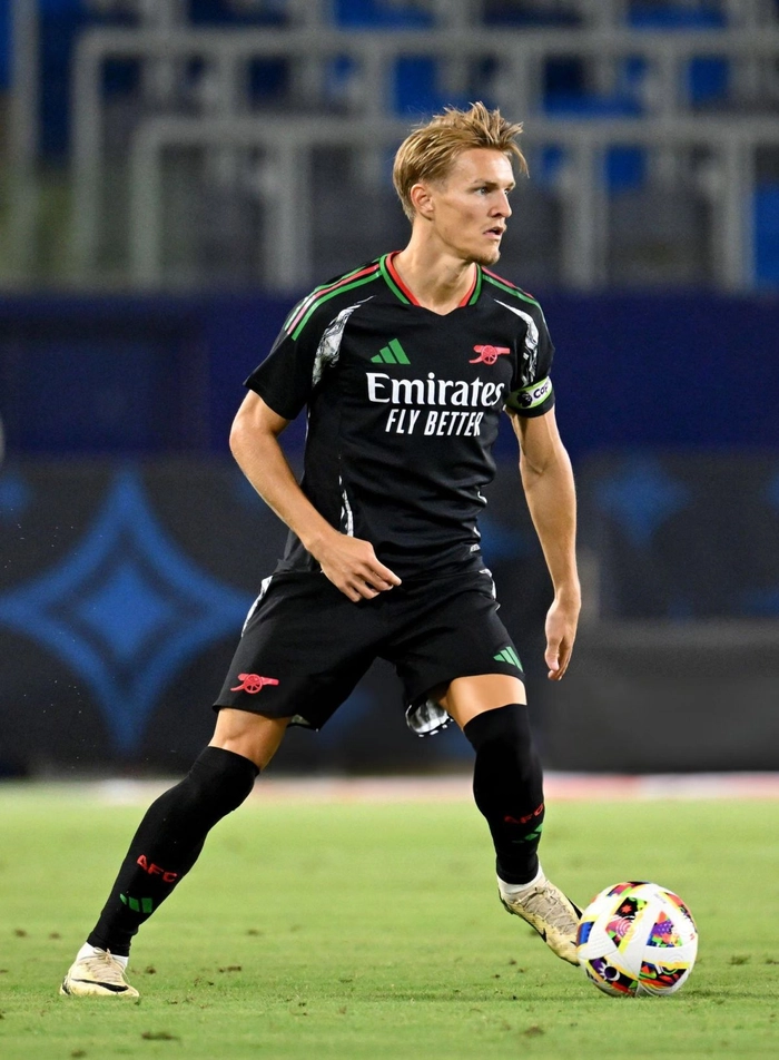 Martin Odegaard trong một pha bóng
