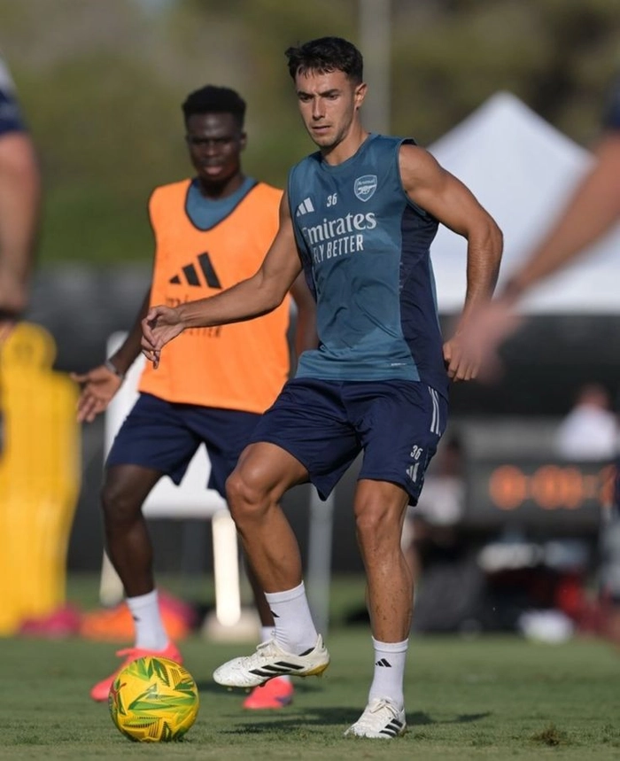 Martín Zubimendi trong một pha bóng