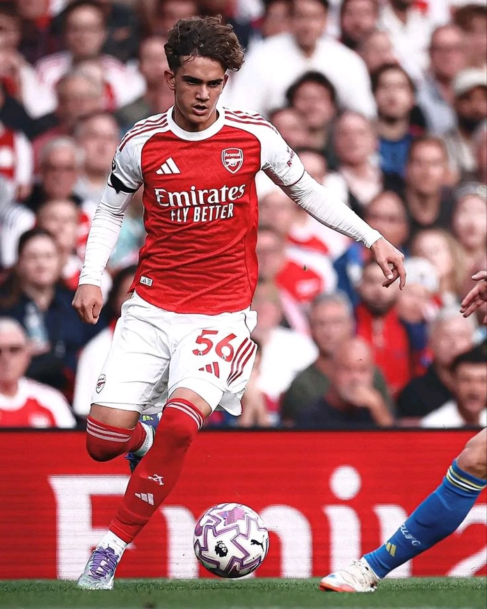 Max Dowman Arsenal trong pha xử lý