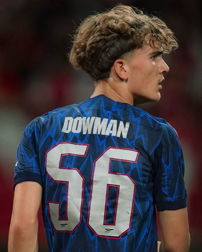 Max Dowman thi đấu ở tuyến giữa