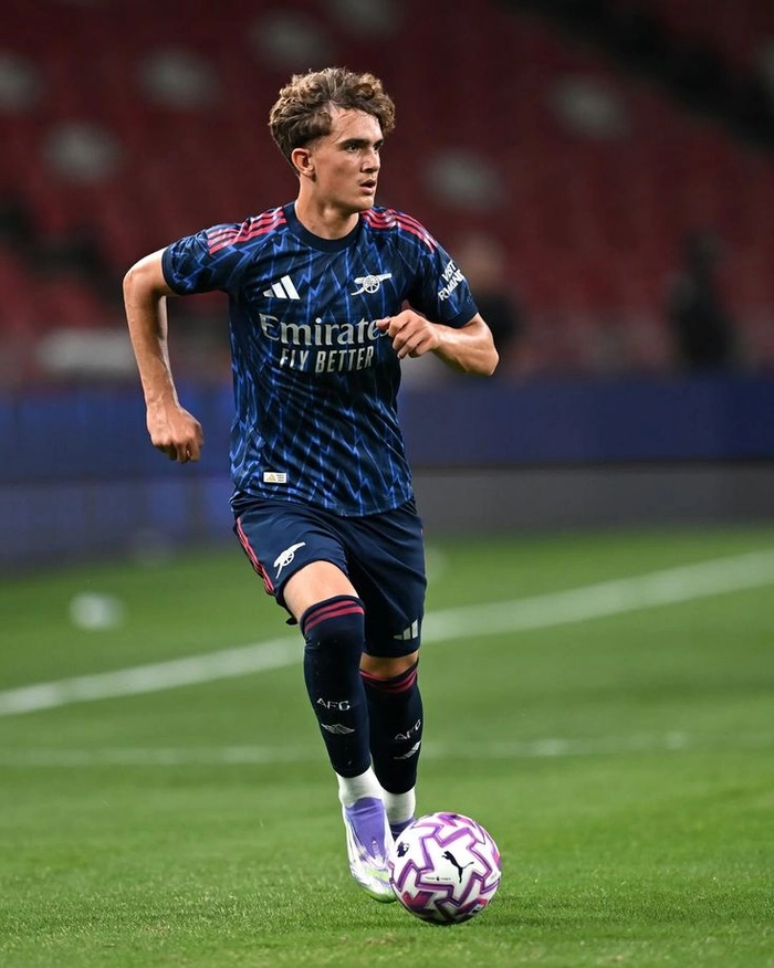 Max Dowman thi đấu trên sân cỏ