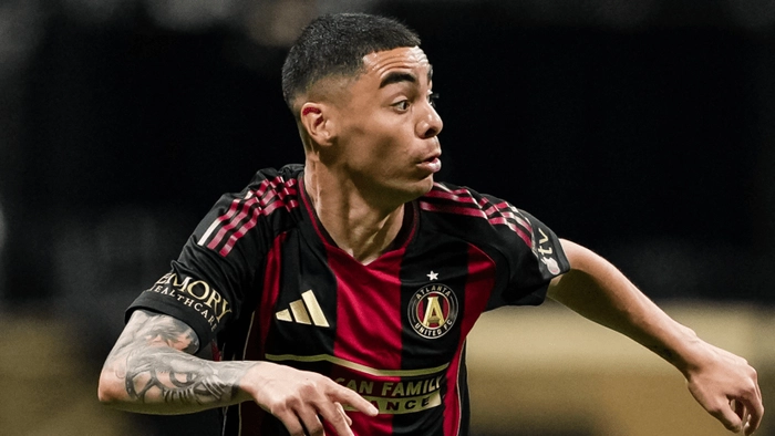Miguel Almirón trong trận đấu chính thức