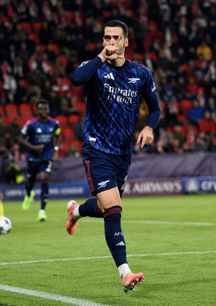 Mikel Merino đá tiền đạo trong tình huống tấn công