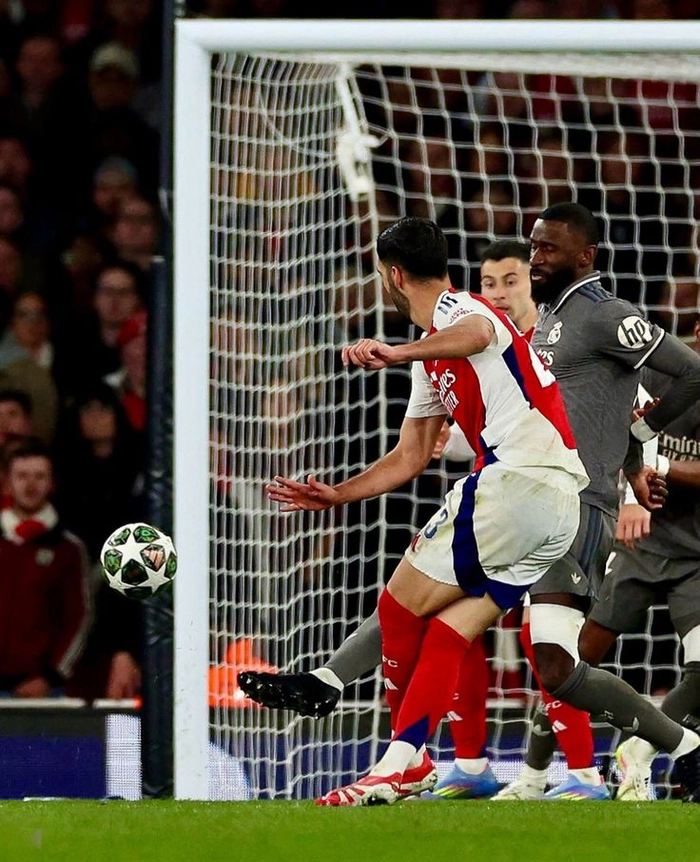 Mikel Merino thi đấu trên sân cỏ